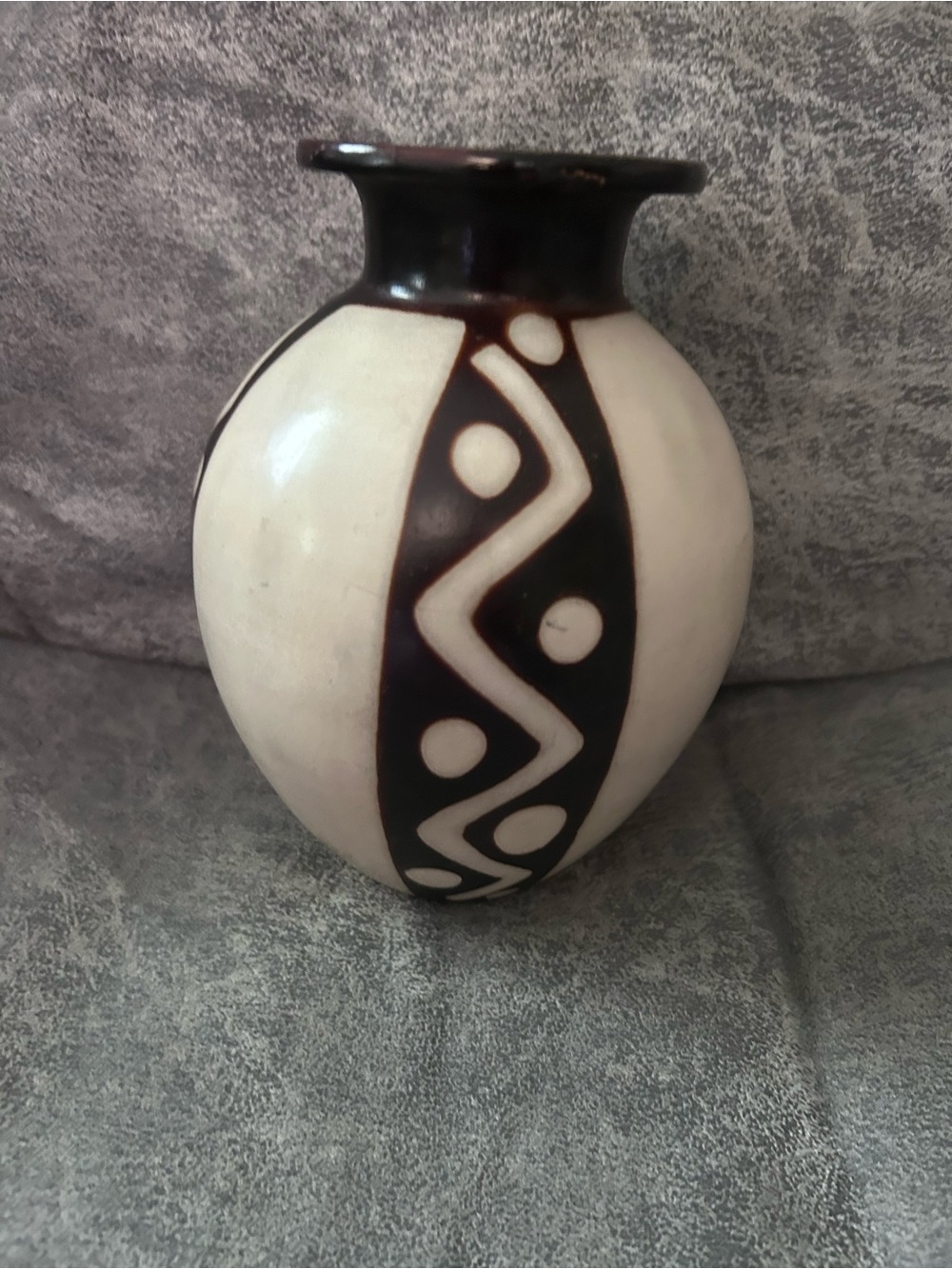 Piura Eru —-Ceramic Vase with Bold Geometric Stripe.
